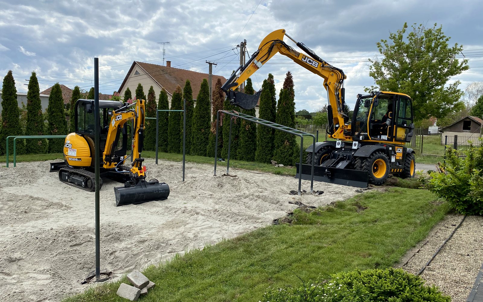 JCB Hydradig és minikotró közös tereprendezési munkán