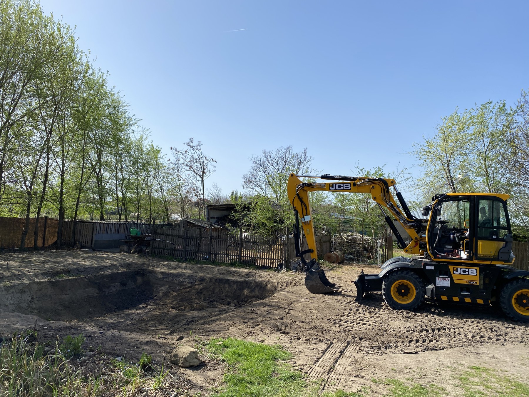 JCB Hydradig tó- és fürdőtó ásás közben