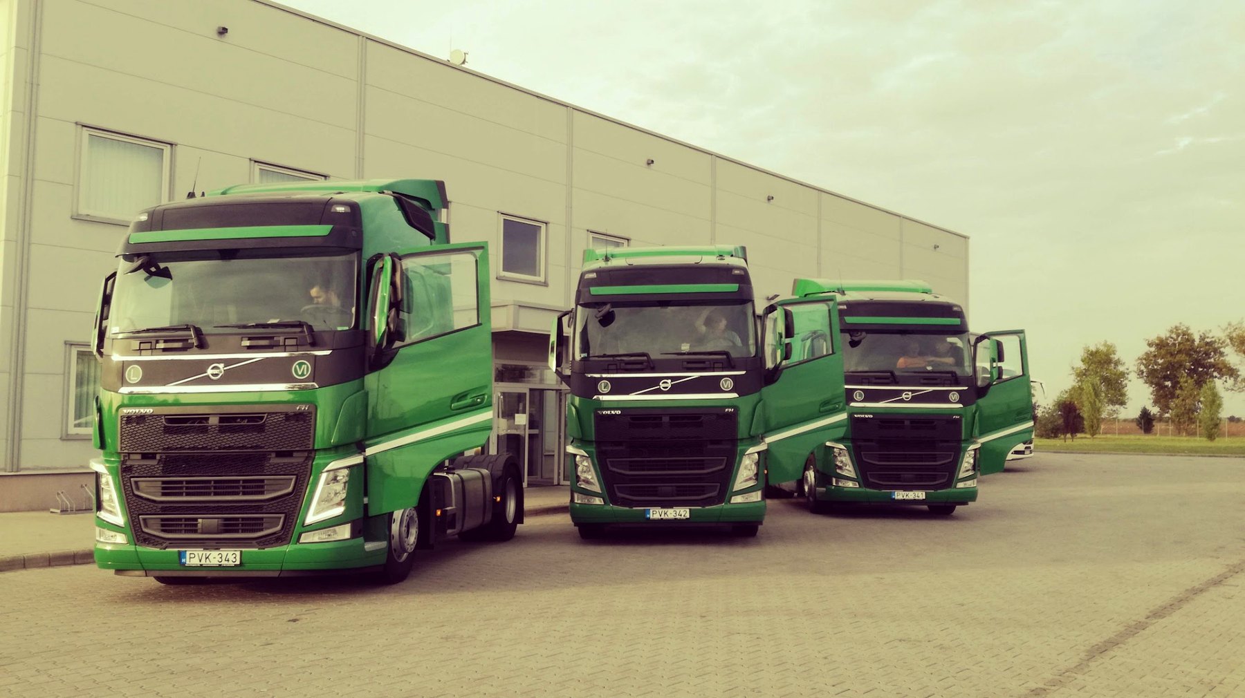 Coral Truck flotta három zöld Volvo nyergesvontatóval